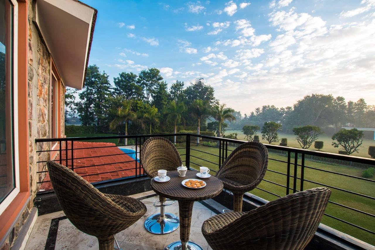 Stayvista At The Banyan Abode With Pool Table, Pet Friendly & Outdoor Pool Манесар Екстер'єр фото